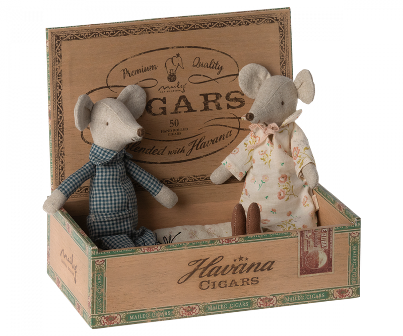 Grandma & Grandpa Mice in Cigarbox